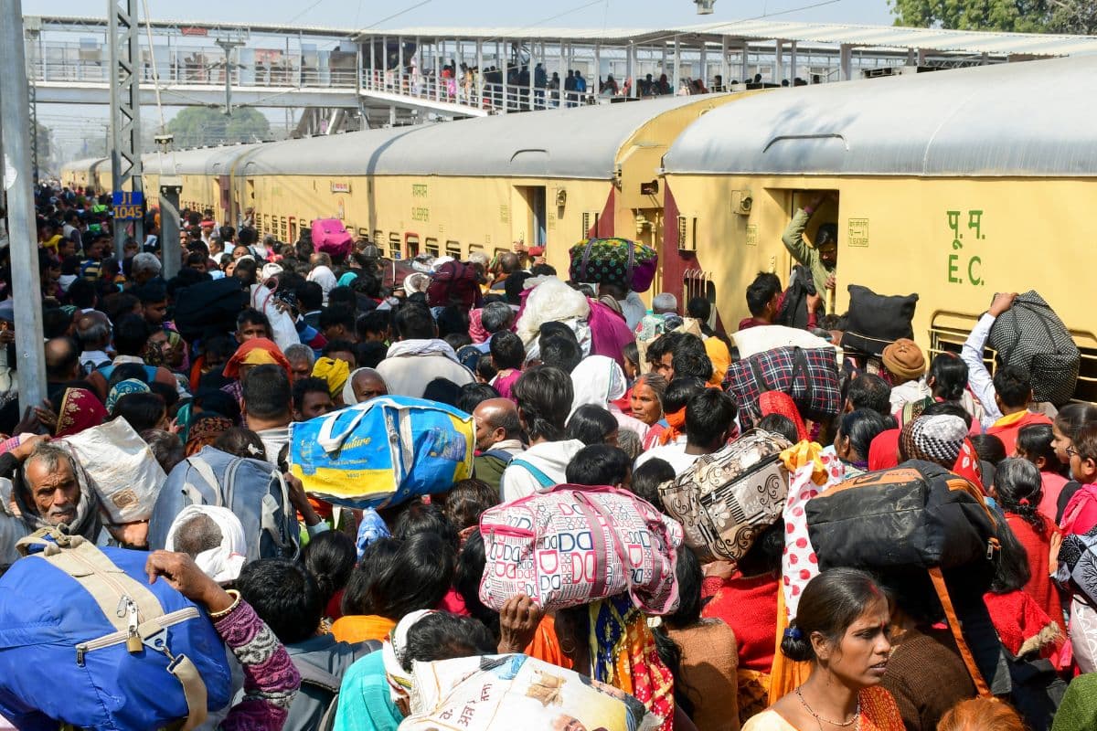 Maha Kumbh Mela Special Trains: दिल्ली भगदड़ के बाद 4 महाकुंभ स्पेशल ट्रेन की घोषणा, रेलवे का बड़ा फैसला