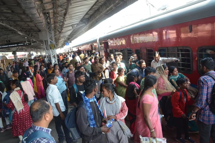 Mahakumbh 2025 Crowd: महाकुंभ की 'महाभीड़' पर भारी आस्था, ट्रेनों में टिकट नहीं, बसें फुल, सड़कों पर गाड़ियों की लंबी कतारें