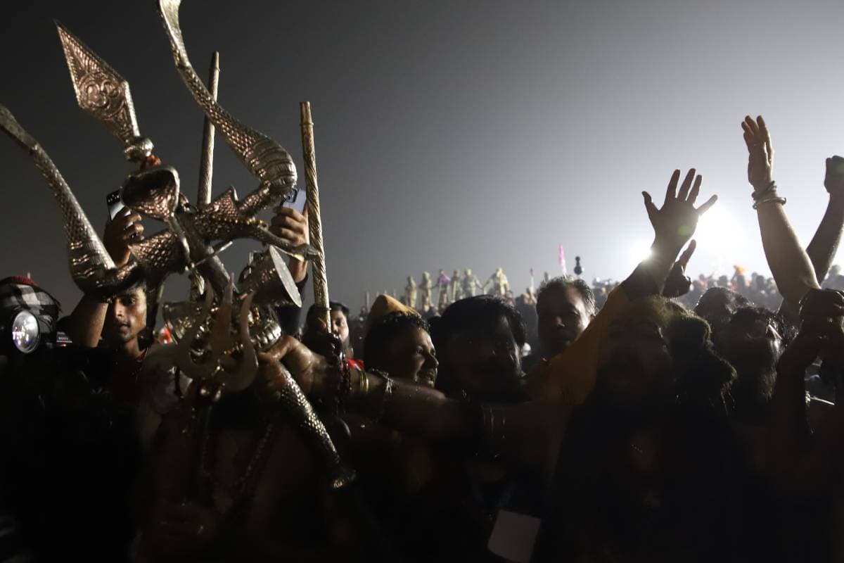 Mahakumbh Amrit Snan Photo: हाथ में गदा और त्रिशूल लेकर बसंत पंचमी पर अमृत स्नान