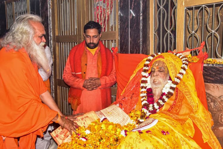 Jal Samadhi Video: सरयू के जल में समाये महंत सत्येंद्र दास, ऐसे दी गई जल समाधि