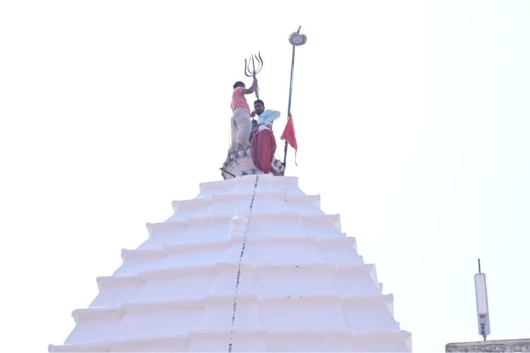 महाशिवरात्रि से पहले मंदिरों से उतरने लगे पंचशूल, एसडीएम ने लिया रूट लाइन का जायजा