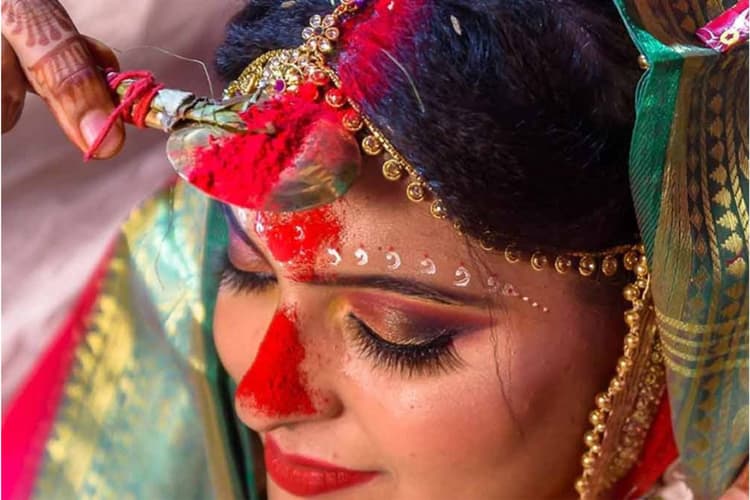 Vastu Tips for Sindoor: क्या आप भी गीले बालों में लगाती हैं सिंदूर,तो आपके वैवाहिक जीवन में बढ़ सकती हैं मुश्किलें