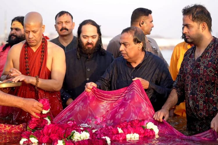 Mukesh Ambani In Maha Kumbh 2025: मुकेश अंबानी पहुंचे महाकुंभ, परिवार संग संगम में लगाई डुबकी, देखें Video