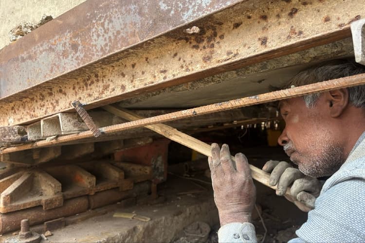 मुजफ्फरपुर: शहर की लाइफ लाइन अखाड़ाघाट पुल पर वाहनों के परिचालन पर लगा ब्रेक, जानें क्या है पूरा मामला