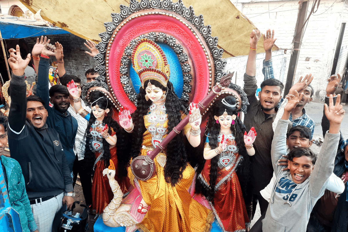 Saraswati Pooja 2025: मूर्ति विसर्जन के दौरान अश्लील गाना बजाया तो खैर नहीं! प्रशासन ने दी चेतावनी