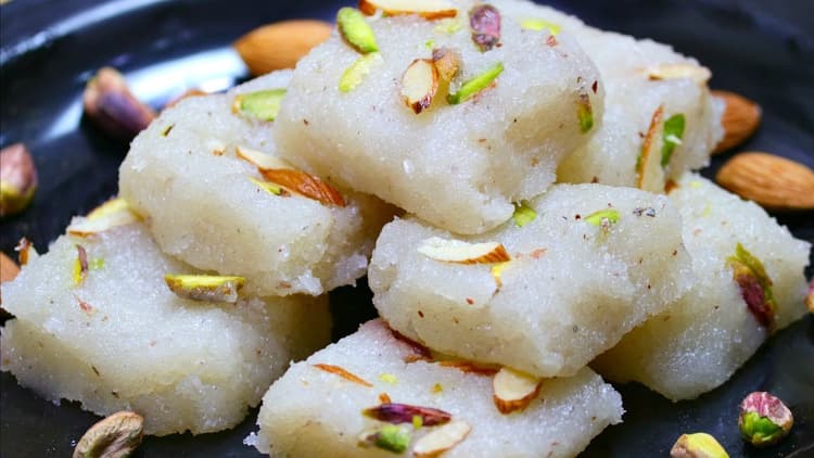 Maha Shivaratri Sweets: भोले बाबा को कीजिए खुश, भोग लगाएं नारियल बर्फी का, जानें विधि