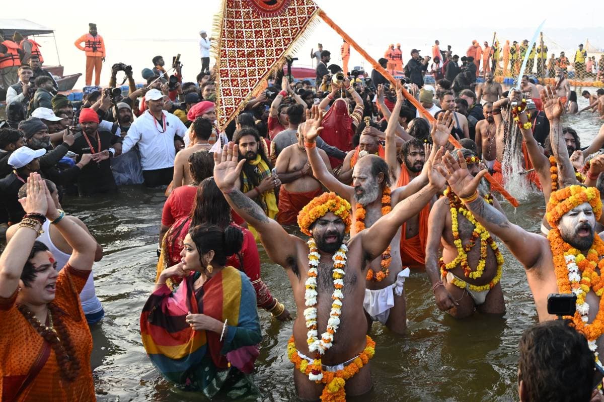 Naga Sadhus Video : नागा साधु को देखने उमड़ी भीड़, महिला नागा संन्यासी भी पहुंचीं संगम तट