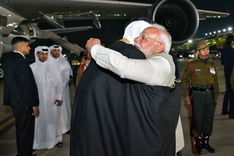 Qatar Amir India Visit Video: पीएम मोदी ने एयरपोर्ट पर कतर के अमीर का किया गर्मजोशी से स्वागत, लगाया गले