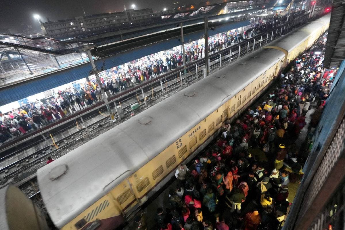 Delhi Stampede Video : 18 की मौत, जानें आखिर नई दिल्ली रेलवे स्टेशन पर कैसे मची भगदड़