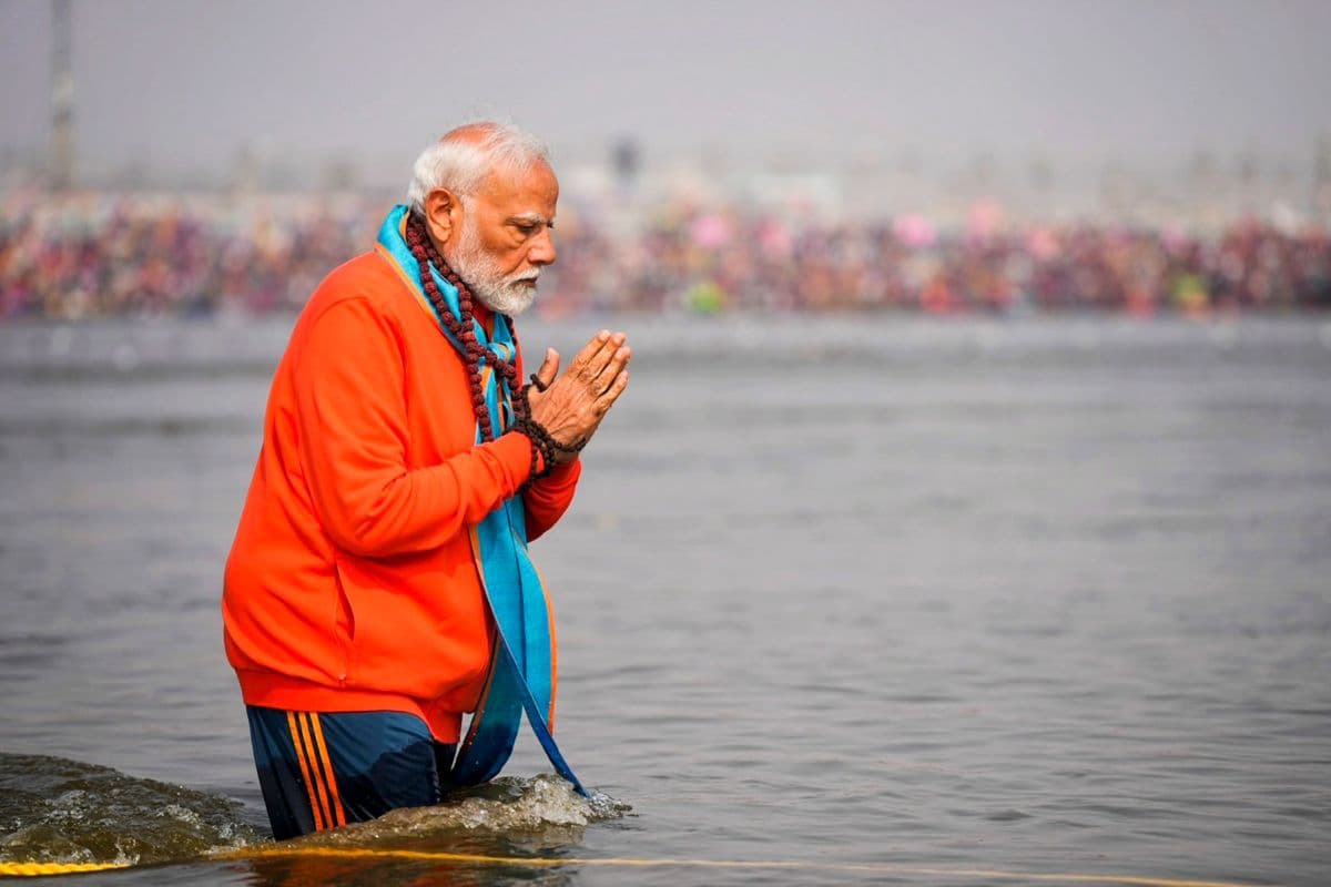 PM Modi Maha Kumbh Visit: गौर से देखिये…पीएम मोदी की संगम डुबकी पर सपा नेता का विवादित बयान, Video