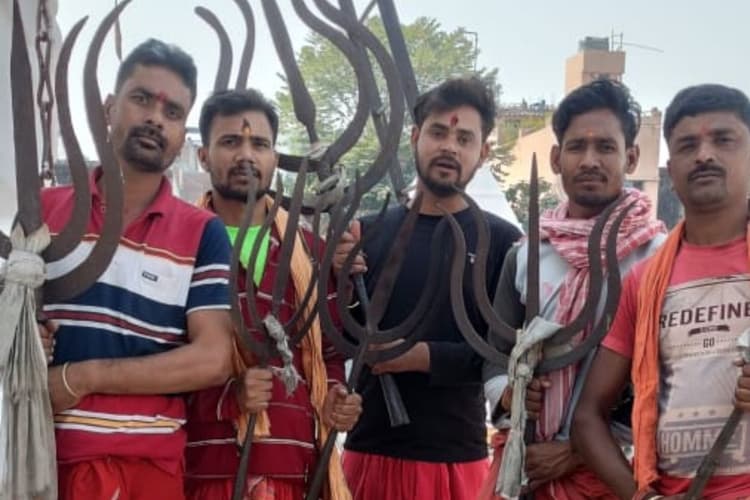 Mahashivratri 2025: देवघर के बाबा मंदिर परिसर के 10 मंदिरों से उतारे गए पंचशूल, स्पर्श करने के लिए उमड़े श्रद्धालु