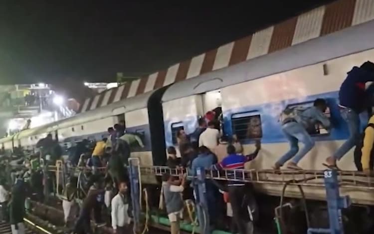 Video: पटना-गया पैसेंजर ट्रेन में चढ़ने के लिए जान जोखिम में डाल रहे लोग, महाकुंभ जाने के लिए उमड़ी भीड़