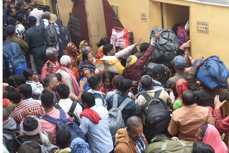 Mahakumbh 2025: महाकुंभ जाने वाली ट्रेनें पैक, ट्रेनों की आक्युपेंसी 250 प्रतिशत के पार, टूटे सारे रिकॉर्ड