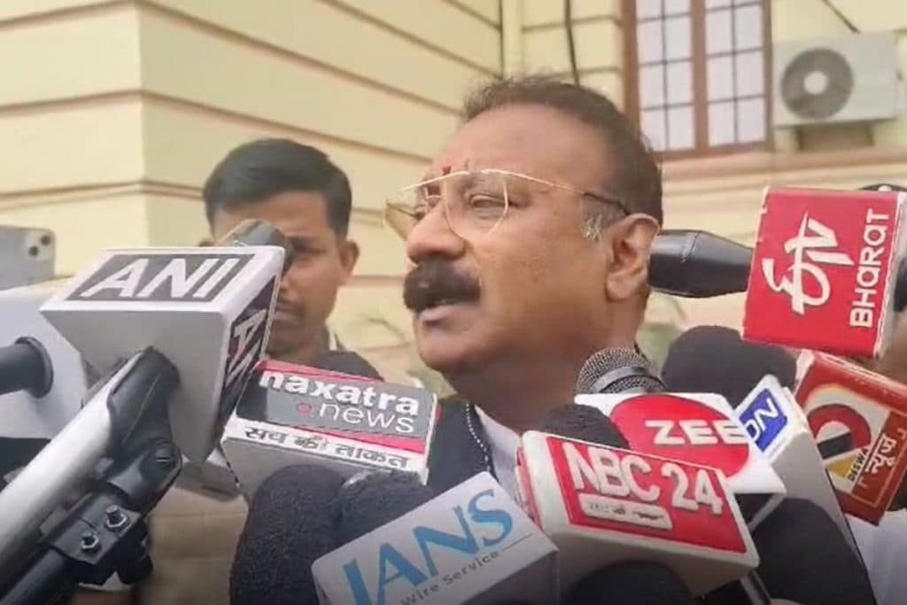 विधानसभा के बाहर पत्रकारों से बात करते चौधरी