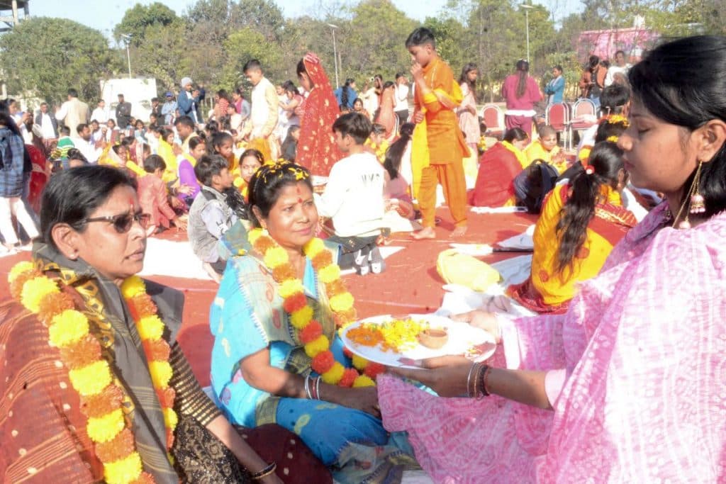 माता-पिता की पूजा करते बच्चे