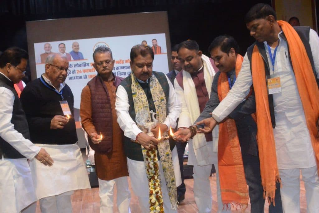 कार्यक्रम का उद्धाटन करते डॉ दिलीप जायसवाल