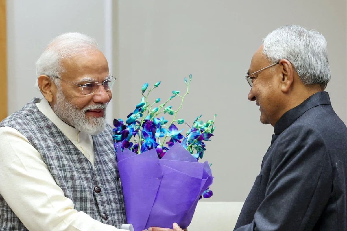 पीएम मोदी और सीएम नीतीश के मुलाकात की पुरानी तस्वीर पीएम मोदी और सीएम नीतीश के मुलाकात की पुरानी तस्वीर