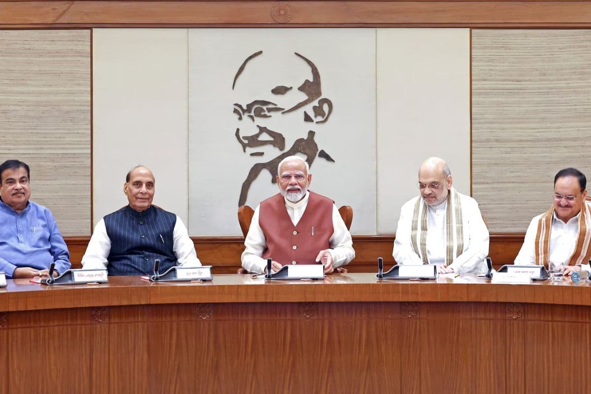 पीएम मोदी अपनी कैबिनेट के वरिष्ठ मंत्रियों के साथ (फाइल फोटो) पीएम मोदी अपनी कैबिनेट के वरिष्ठ मंत्रियों के साथ (फाइल फोटो)