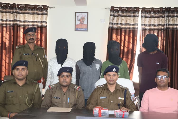 Dhanbad Crime: गैंगस्टर प्रिंस खान के चार गुर्गे अरेस्ट, बड़ी वारदात को अंजाम देने की थी साजिश, बम और गोलियां बरामद