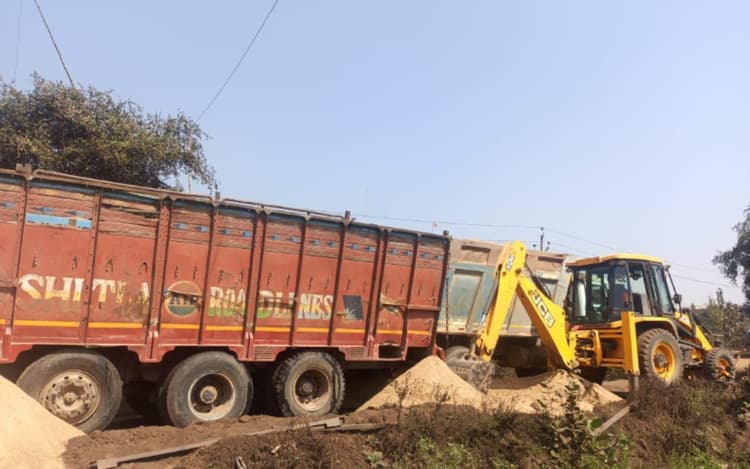 Bihar News: बालू चोरों ने दो दारोगा को पीटा, छिना मोबाइल, पुलिस महकमा में हलचल