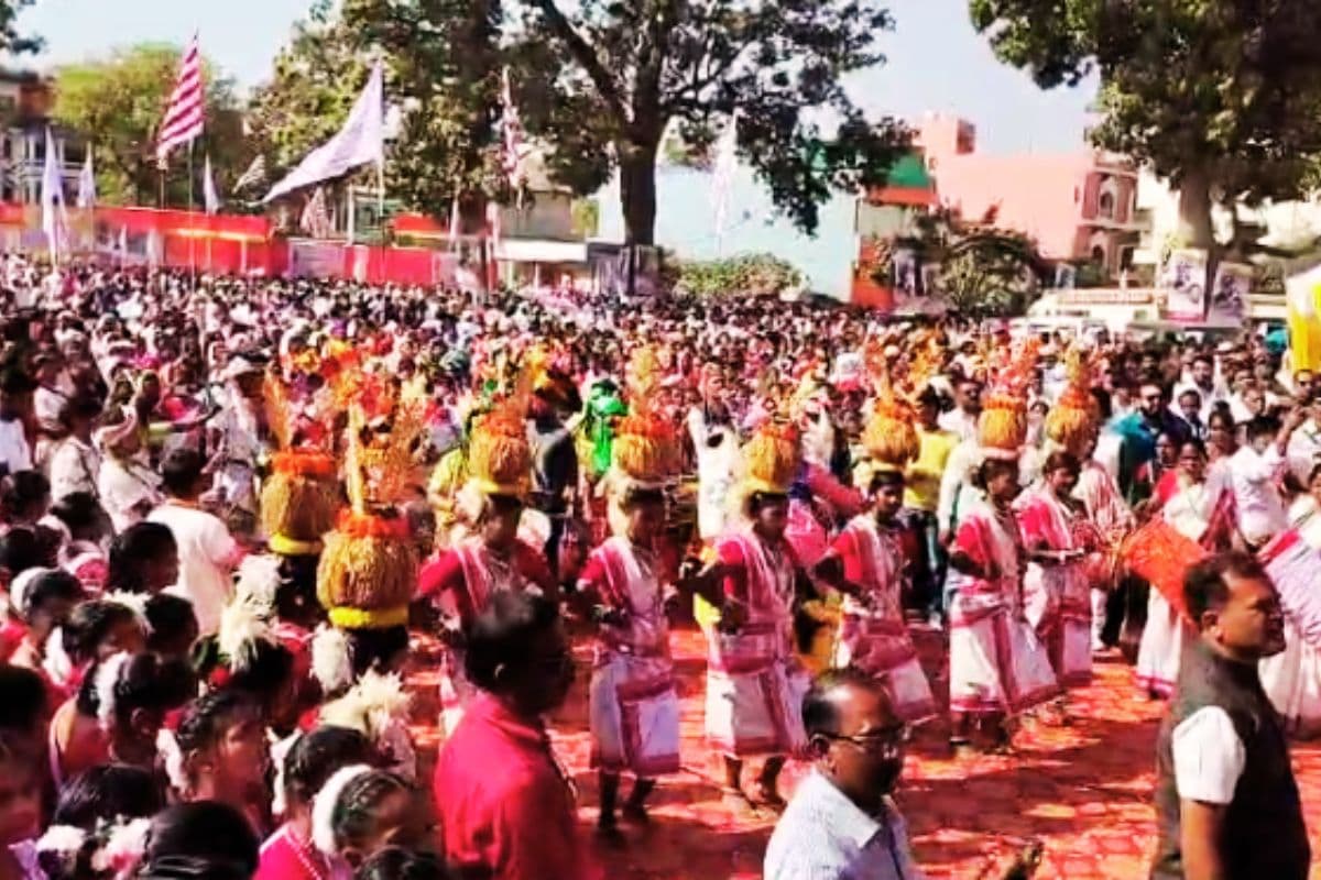 Video: धूमधाम से मनी वीर बुधू भगत जयंती, दीपिका बोलीं- शहीदों की जन्मस्थली को विशेष पहचान दिलायेगी सरकार