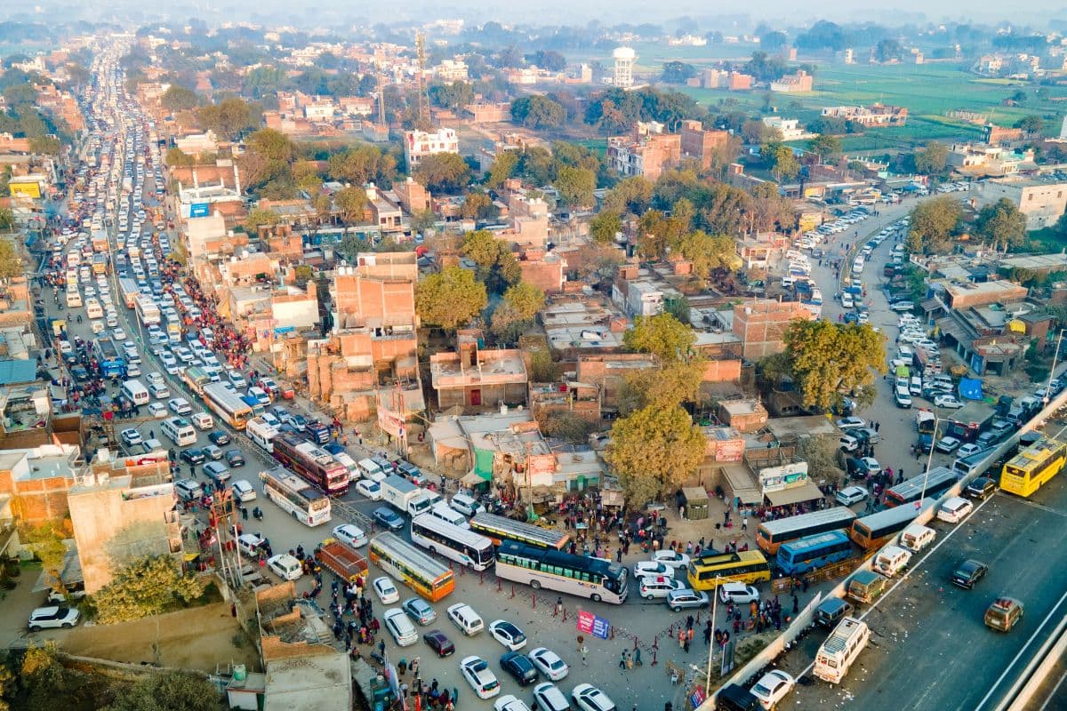 Maha Kumbh Traffic Jam Video: ’21 KM जाने में लगे 26 घंटे’, महाकुंभ जाने वाली सड़कों पर लगा महाजाम