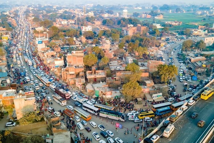 Maha Kumbh Traffic Jam Video: '21 KM जाने में लगे 26 घंटे', महाकुंभ जाने वाली सड़कों पर लगा महाजाम