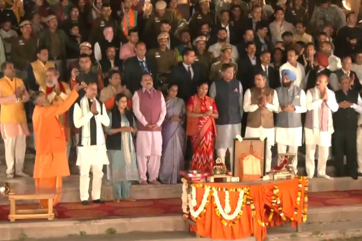 Yamuna Aarti Video: рд╢рдкрде рд▓реЗрддреЗ рд╣реА рдПрдХреНрд╢рди рдореЛрдб рдореЗрдВ рд╕реАрдПрдо рд░реЗрдЦрд╛ рдЧреБрдкреНрддрд╛, рдкреВрд░реА рдЯреАрдо рдХреЗ рд╕рд╛рде рдХреА рдпрдореБрдирд╛ рдЖрд░рддреА