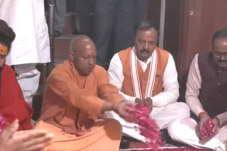 Yogi Adityanath Gift: होली से पहले सफाई कर्मचारियों की सैलरी बढ़कर हुई 16 हजार रुपये, साथ में बोनस भी