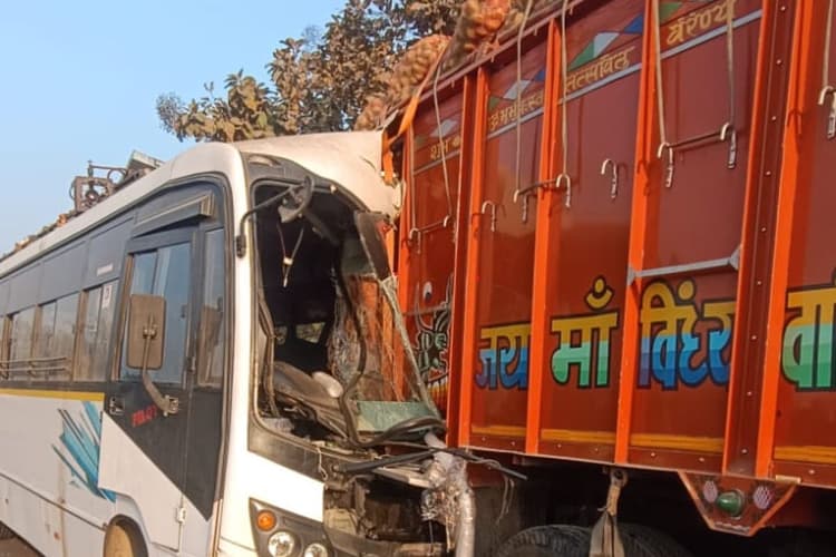 हजारीबाग में भीषण सड़क हादसा, महाकुंभ से बोकारो लौट रही श्रद्धालुओं की बस की ट्रक से टक्कर, 2 दर्जन यात्री घायल