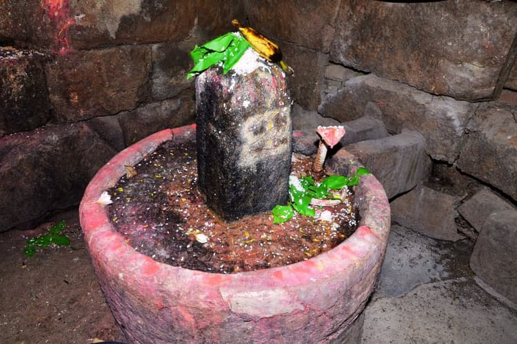 Gumla News: कामडारा में पहाड़गांव के प्राचीन शिव मंदिर में गुप्त गंगा से सालों भर बहता है पानी