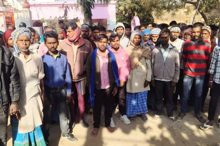 Bihar News: औरंगाबाद में संत रविदास की प्रतिमा क्षतिग्रस्त, इलाके में तनाव, भारी संख्या में पुलिस कर रही कैंप