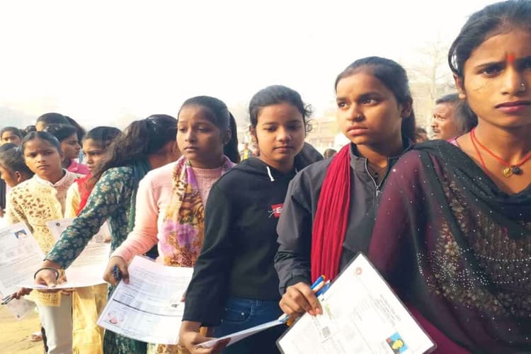 बिहार बोर्ड मैट्रिक परीक्षा: मुंगेर में फर्जी परीक्षार्थी गिरफ्तार, सीतामढ़ी में देर से पहुंची दो छात्राएं बेहोश