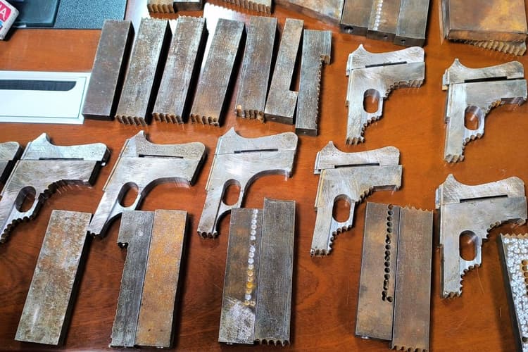 बंगाल एसटीएफ और रांची एटीएस की टीम ने गिरिडीह में किया गन फैक्ट्री का भंडाफोड़, हथियार जब्त, 6 गिरफ्तार