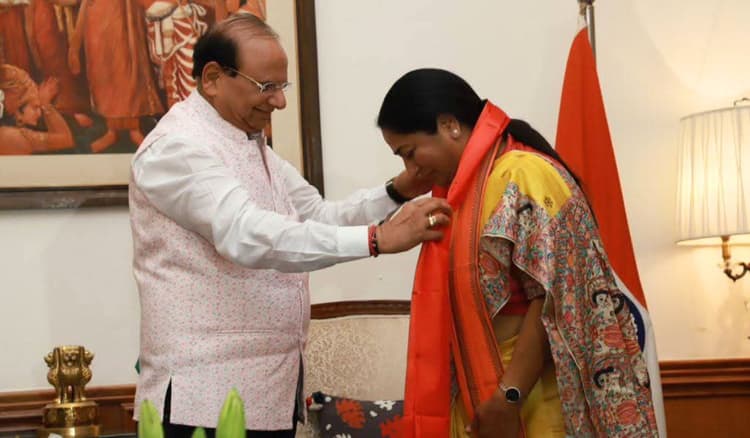 मधुबनी साड़ी में दिखीं दिल्ली की नई मुख्यमंत्री रेखा गुप्ता, बिहार की संस्कृति को दिया खास सम्मान