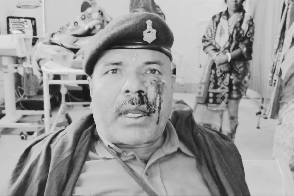 विवाद सुलझाने गई पुलिस पर हमला, हवलदार से हथियार छीनने का प्रयास, देखें Video