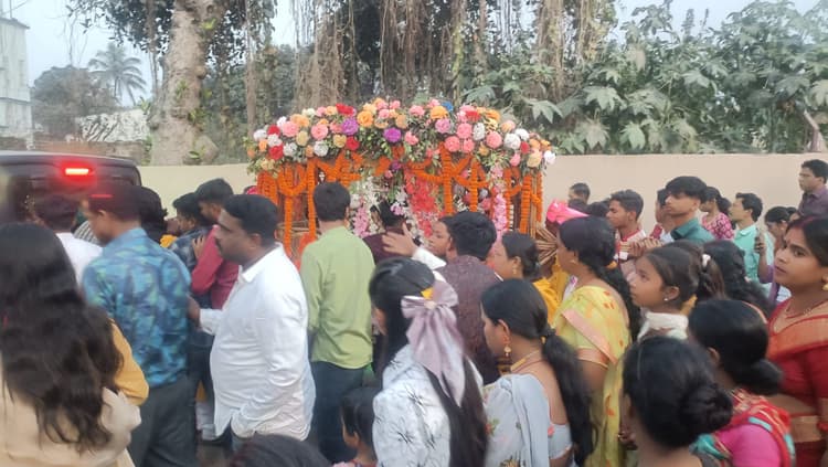 बिहार के पूर्णिया में जीवंत हुई दुल्हन विदाई पुरानी परंपरा, डोली पर बैठा ससुराल ले गये कहार