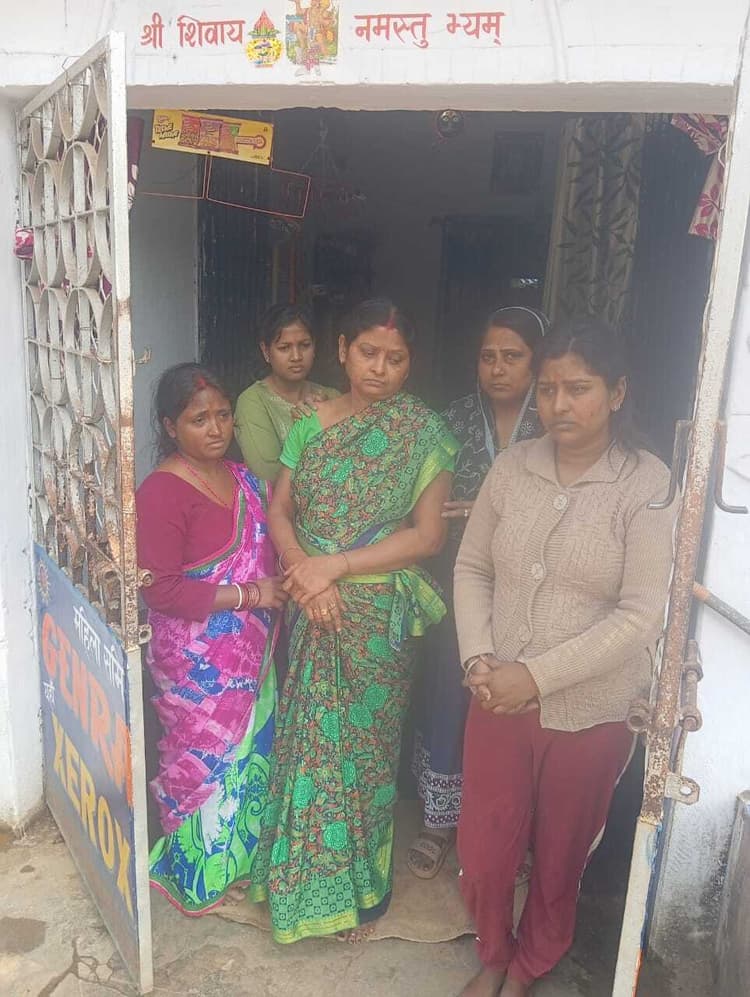 East Singhbhum News : मुसाबनी में शव पहुंचते ही मचा कोहराम, पत्नी रोते हुए बोली- उजड़ गया परिवार