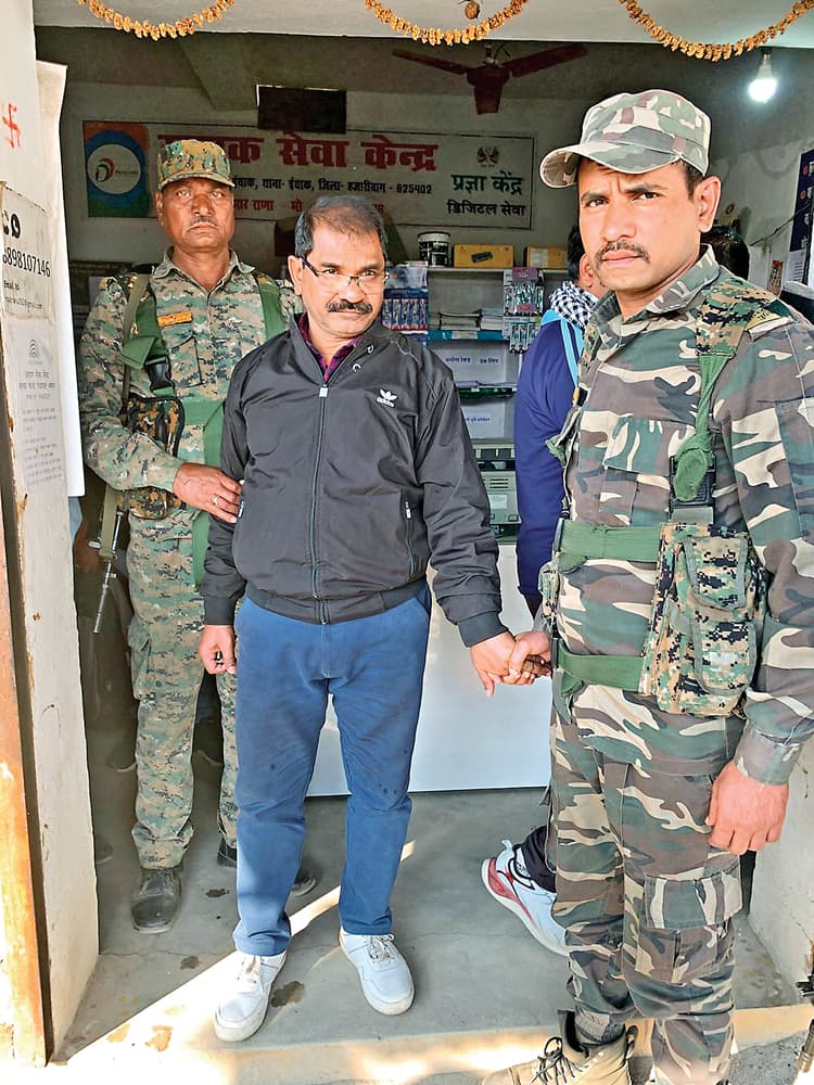 Hazaribagh Crime News : छह हजार रुपये घूस ले रहा पंचायत सचिव रंगेहाथ गिरफ्ताऱ