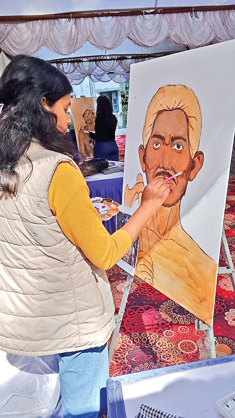 ranchi news : आदिवासी स्वतंत्रता सेनानियों की तस्वीरें उकेर रहे चित्रकार