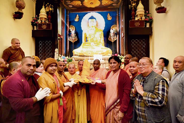 Gaya News : तीन पवित्र अस्थि कलश अवशेष की महाबोधि मंदिर के वेदी पर की गयी पूजा