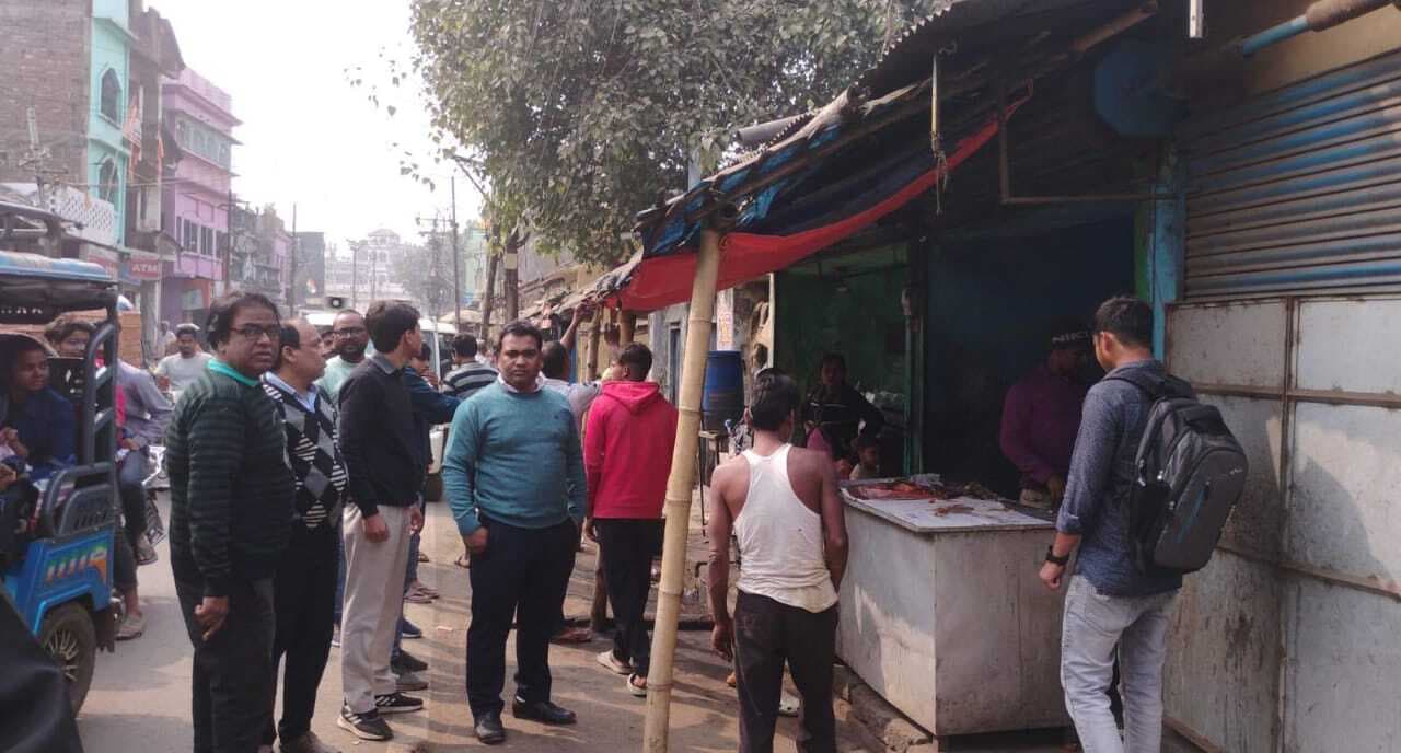 नप ने शहर में सड़कों के किनारे से हटाया अतिक्रमण