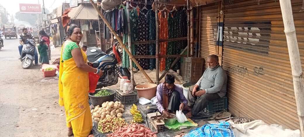 जिले में सरस्वती दो दिन होगी पूजा, पूजन सामग्री की खरीदारी शुरू