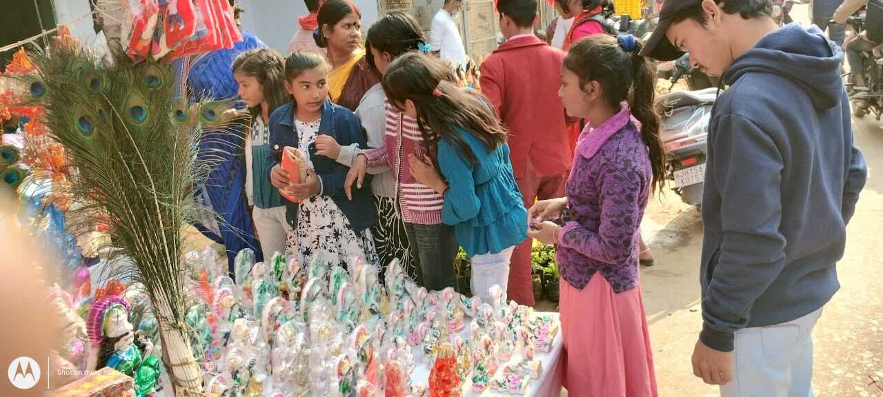 सरस्वती पूजा को लेकर बाजार में बढ़ी रौनक