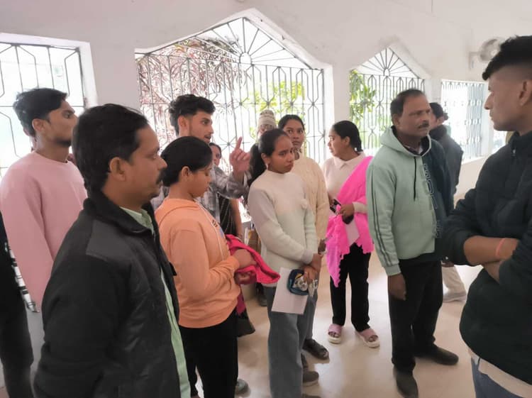 लेट से पहुंचने पर कई छात्राएं परीक्षा से हुई वंचित, एडीएम से लगायी गुहार