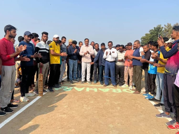 क्रिकेट टूर्नामेंट का पूर्व विधायक ने किया उद्घाटन