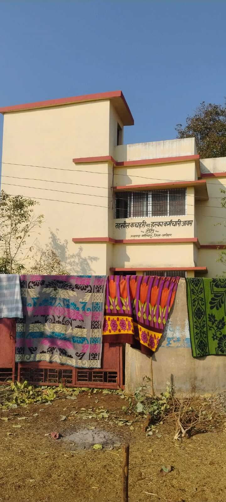 भवन निर्माण में फूंक दी गयी लाखों का राशि