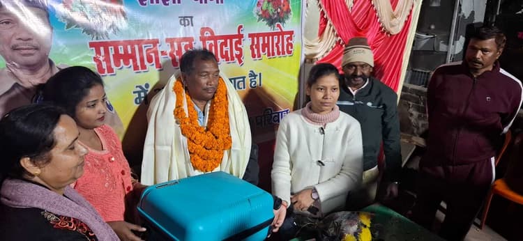 सेवानिवृत्ति पर पुलिस पदाधिकारी को दी गयी विदाई