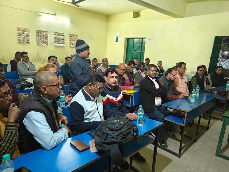 शिक्षकों ने वेतन बंद करने के निर्गत आदेश पर जाताया रोष