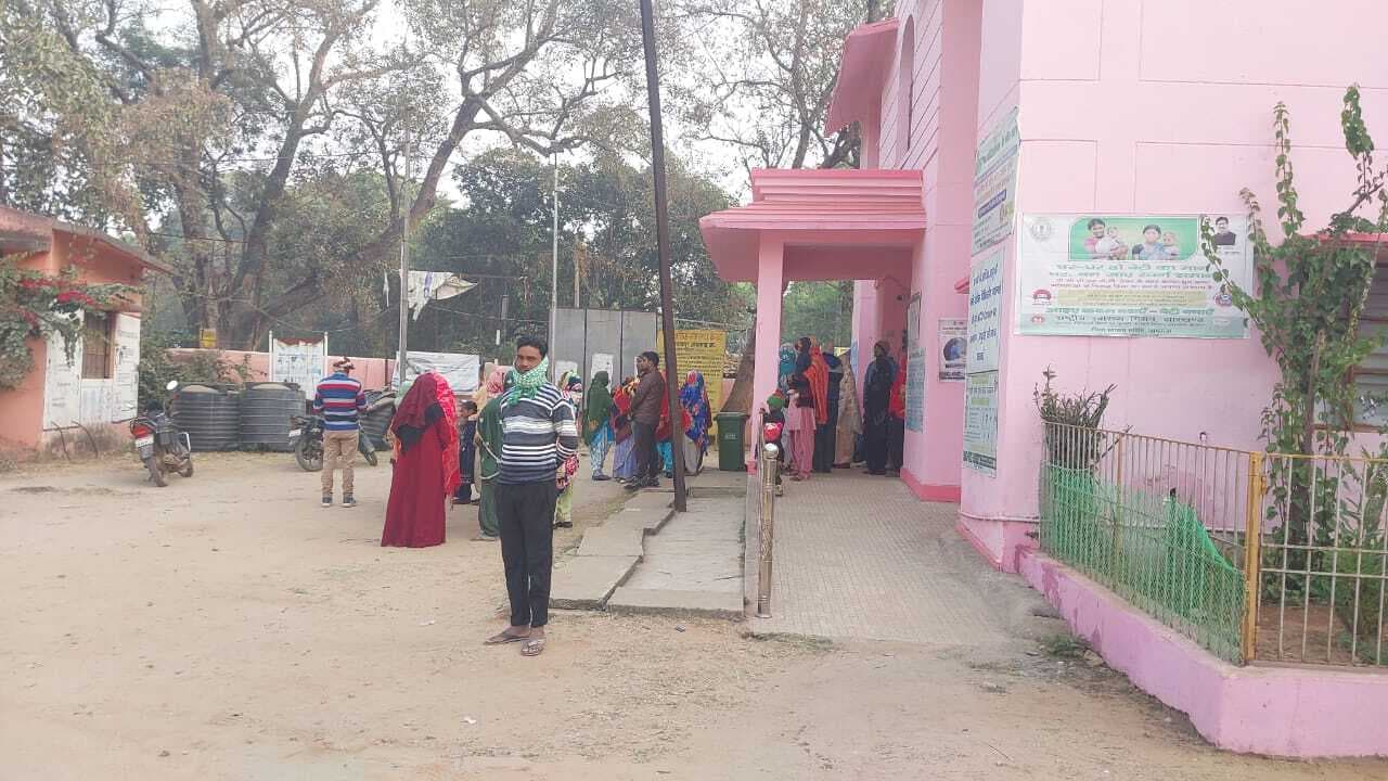 वाहन ने बाइक सवार को मारा धक्का. एक की मौके पर मौत, दूसरा घायल